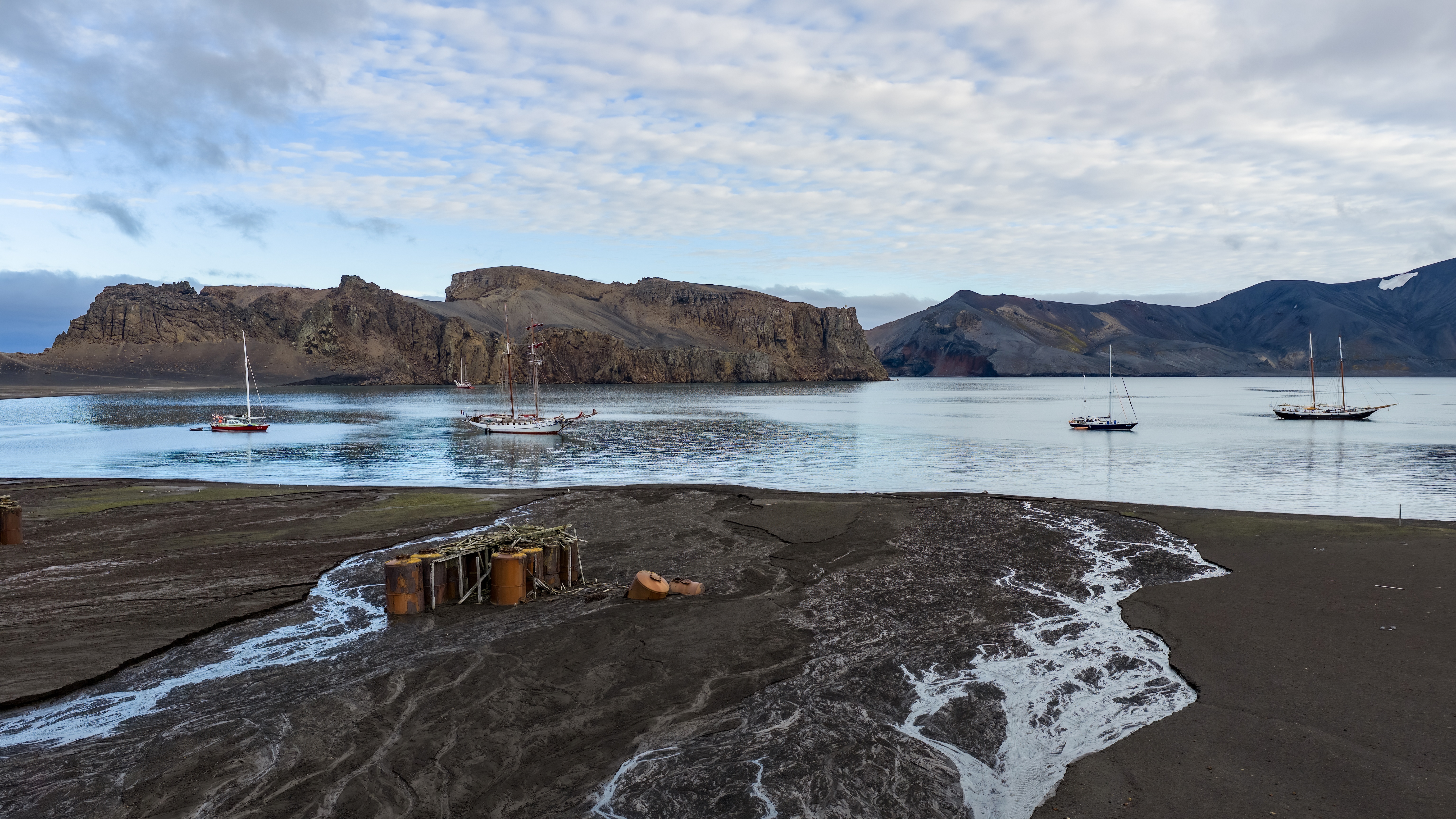 Antarctica: о.Deception стоянка в кратере вулкана!