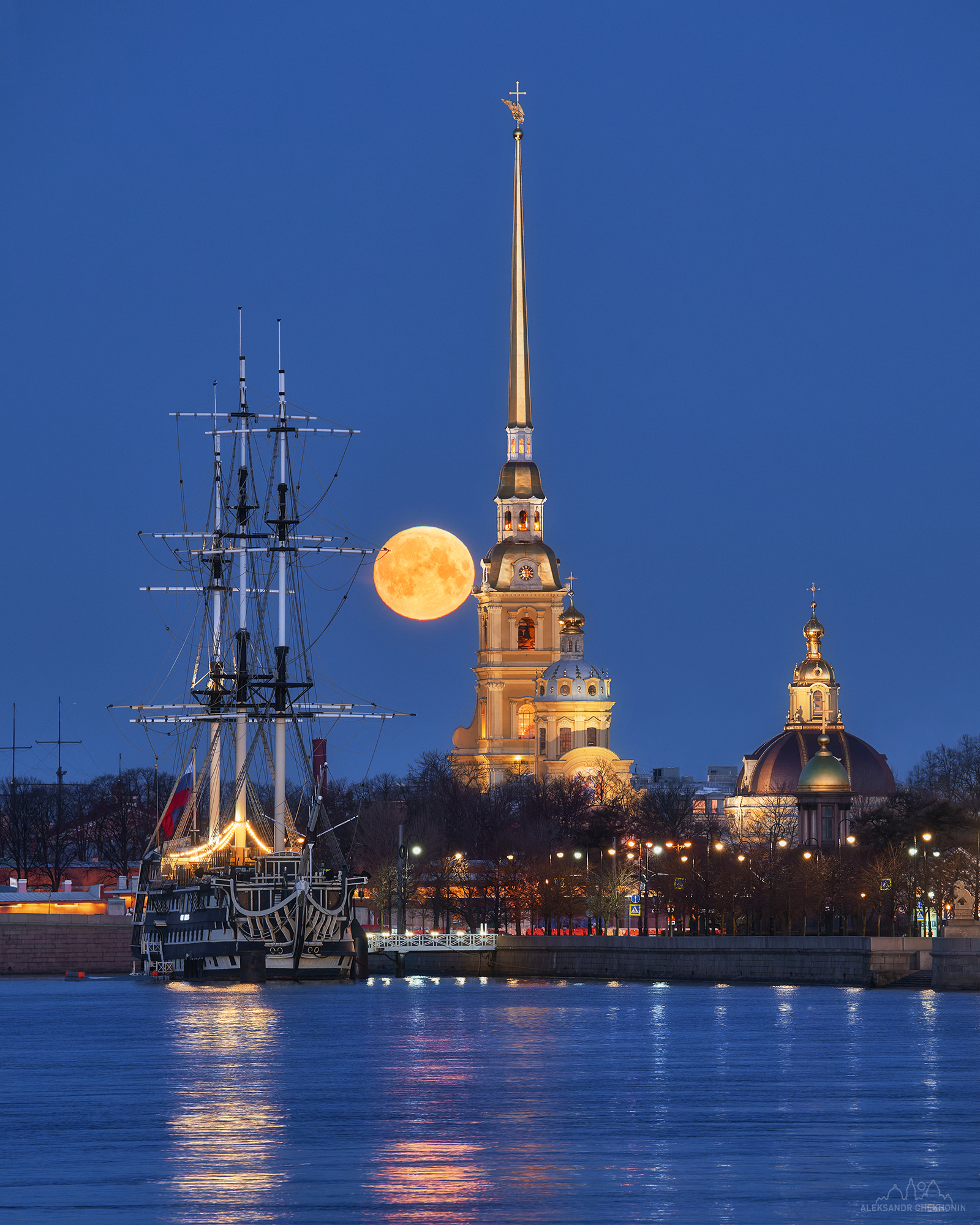Полнолуние у Петропавловской крепости