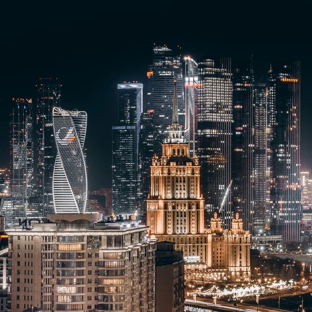 Ночной вид с Арбата на гостиницу Украина и небоскрёбы Москва–Сити