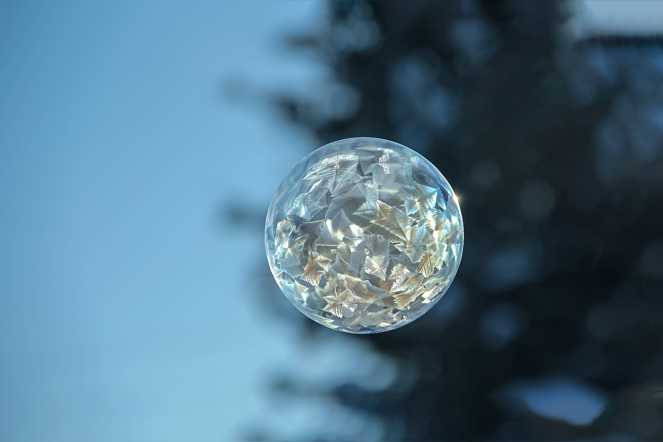 Замерзший мыльный пузырь в полёте