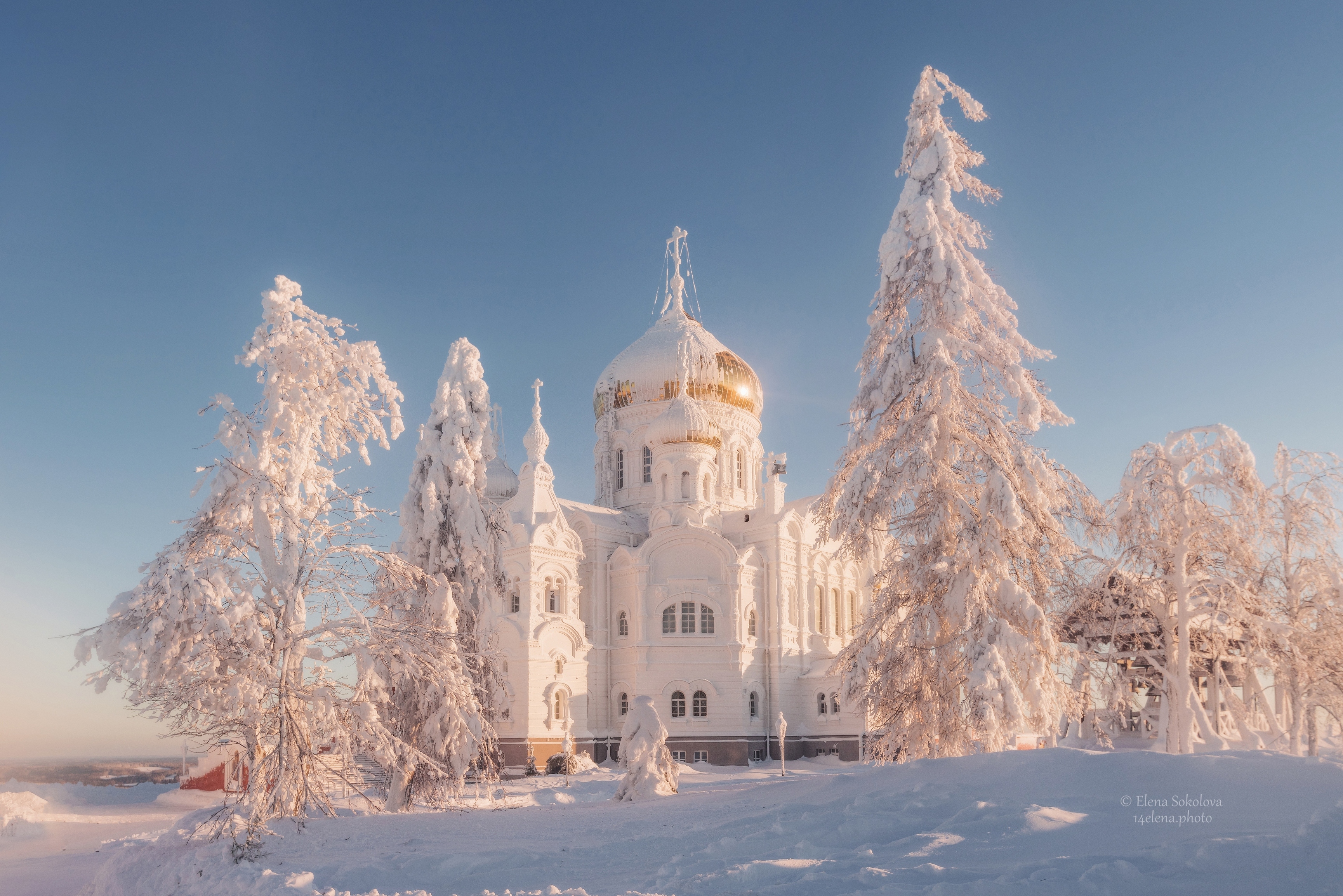 Белогорский монастырь в утреннем свете